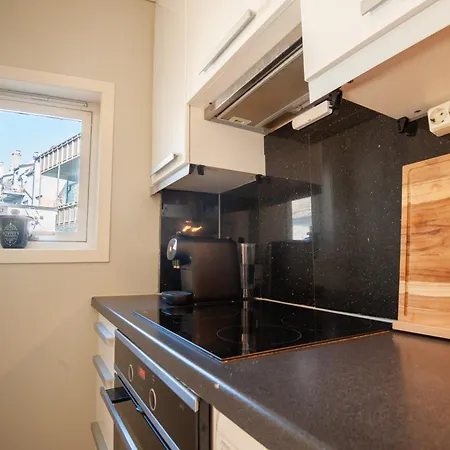 Live Like A Local - Cafes, Buses & Bryggen Nearby