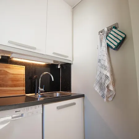 Live Like A Local - Cafes, Buses & Bryggen Nearby